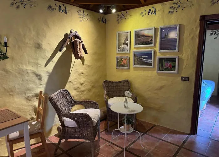 Oasis Hill Botanical Garden Lodge *