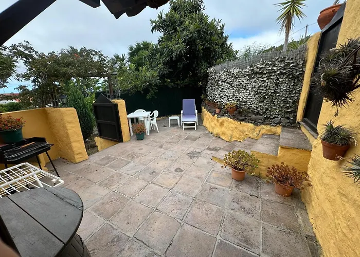 Oasis Hill Botanical Garden Lodge *