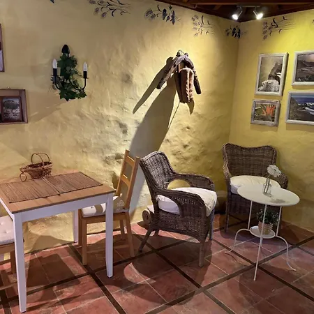 אכסניה Oasis Hill Botanical Garden *