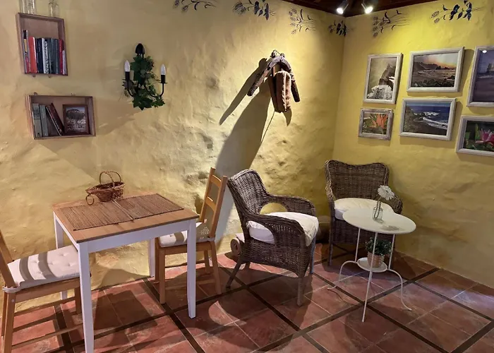 Lodge Oasis Hill Botanical Garden *