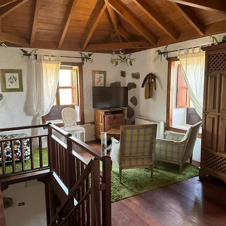 Lodge Oasis Hill Botanical Garden