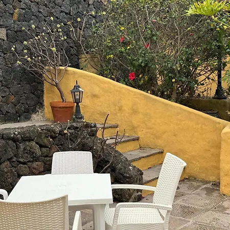 Oasis Hill Botanical Garden Lodge