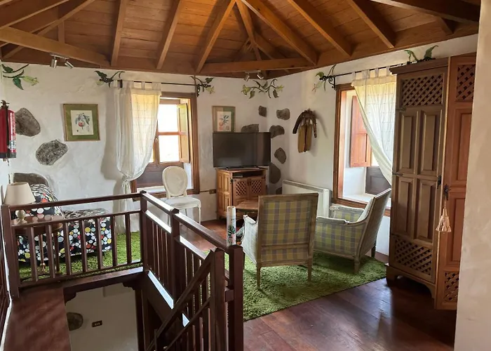 بيت خشبي Oasis Hill Botanical Garden