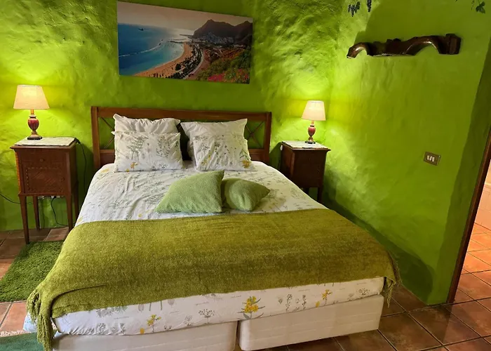 بيت خشبي Oasis Hill Botanical Garden