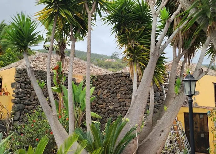 Oasis Hill Botanical Garden 山林小屋 *